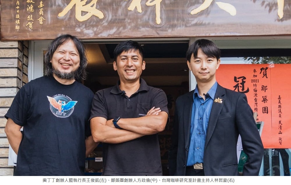可能是 3 個人、大家站著和文字的圖像