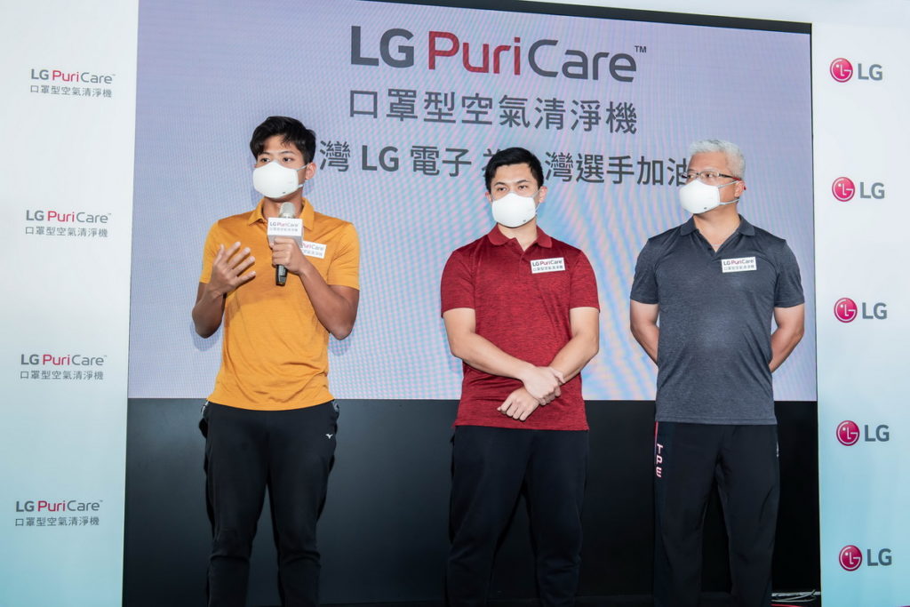 游泳國手王星皓(左) 分享升級LG PuriCare口罩型空氣清淨機搭載全自動變頻清淨風扇,幫助肺活量訓練,順暢享受陸上運動。