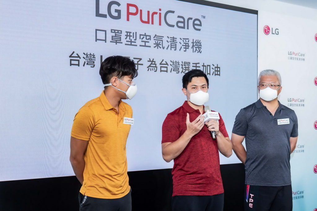 空手道國手王翌達(中)大推升級LG PuriCare口罩型空氣清淨機的VoiceON隱藏式語音裝置 ,讓他與教練溝通不受阻礙。