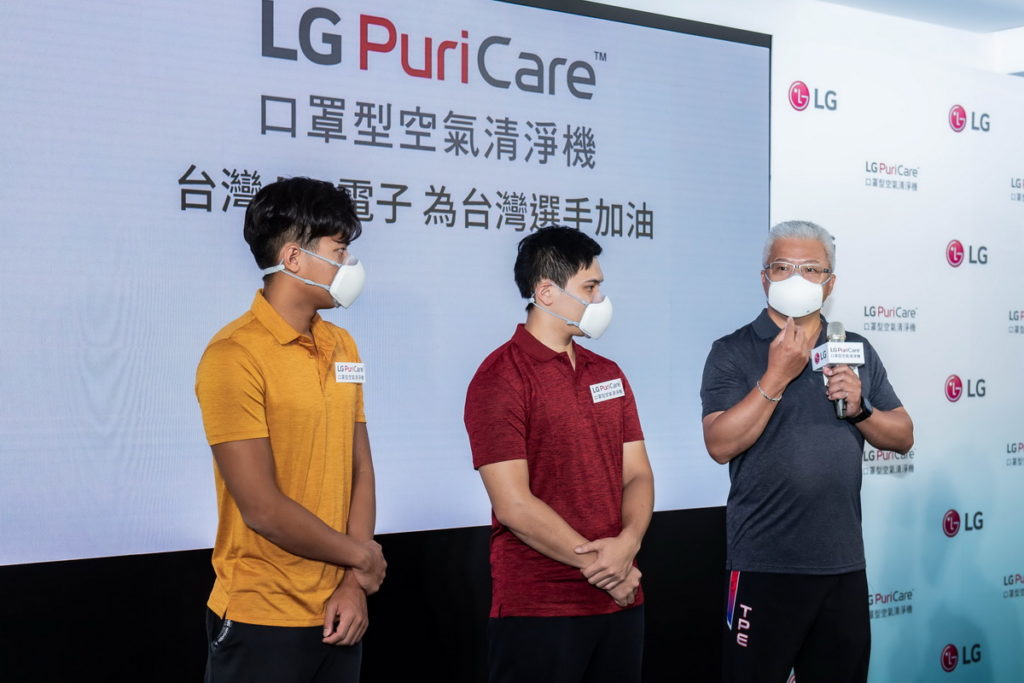 射箭團總教練林政賢(右)實際體驗升級的LG PuriCare口罩型空氣清淨機,分享有效提升整體運動表現