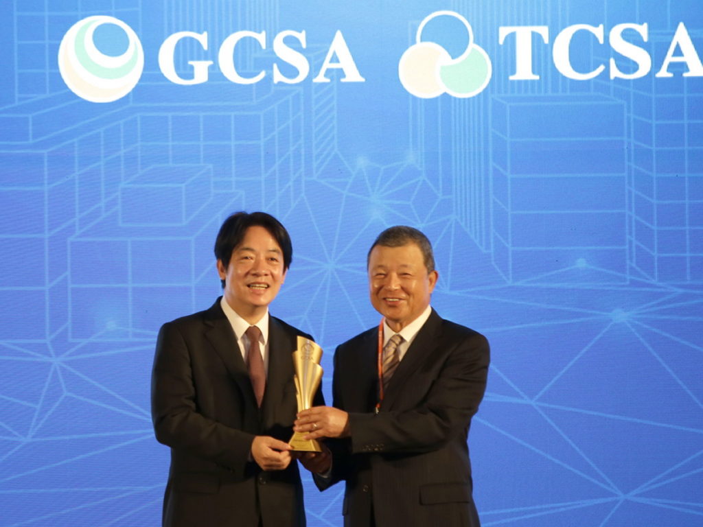 中鼎集團余俊彥總裁（右）代表接受賴清德副總統頒獎