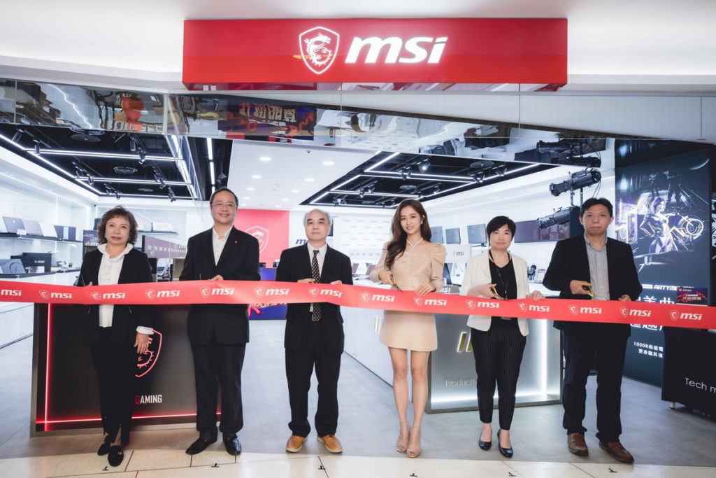 (左1)崑碁電腦總經理 張美惠(左2)MSI全球行銷副總 程惠正(中)MSI全球資深副總裁 盧琪隆(中)藝人 周曉涵 (右2)三創數位股份有限公司總經理 賴寶月(右1)崑碁電腦副總經理 翁俊楠