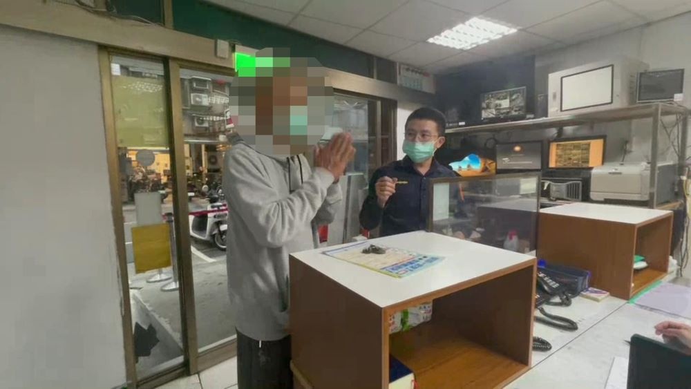 民眾感謝派出所員警熱心解說