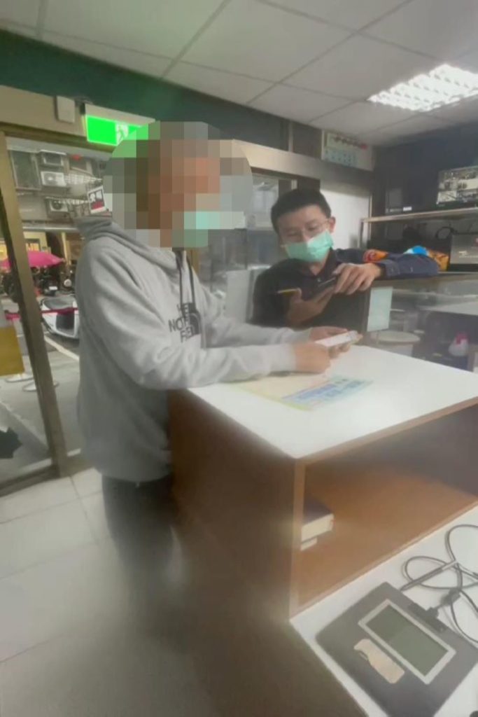 民眾接獲手機詐騙訊息前往派出所詢問