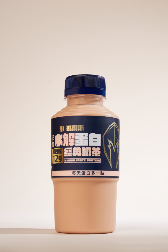 隨身瓶包裝設計,打破以往乳清蛋白需要搖搖杯、或是沖泡的限制,圓弧流線型瓶身方便一手掌握、隨身攜帶,而瓶身上寬下窄的黃金倒三角特殊設計,柔中帶剛的線條美學更增添不少時尚氛圍