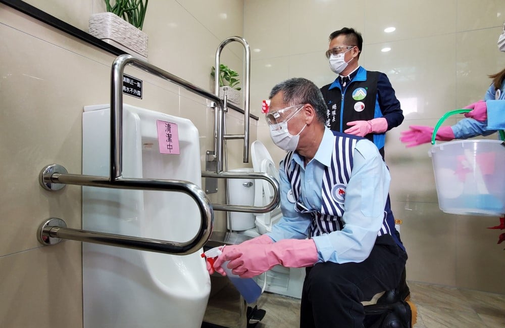可能是 2 個人和室內的圖像