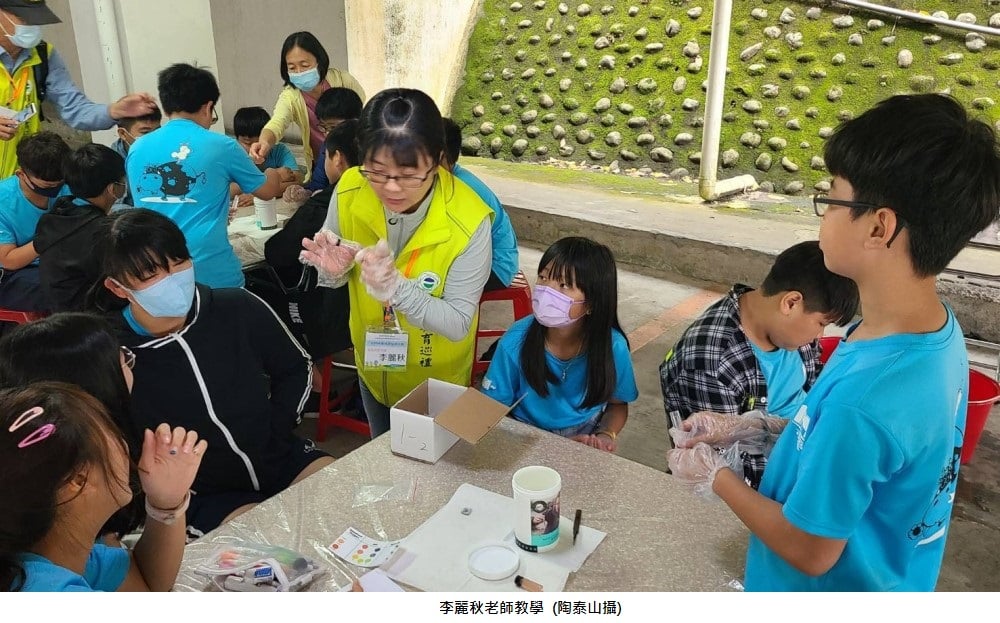 可能是 8 個人、大家坐著、大家站著和顯示的文字是「李麗秋老師教學 (陶泰山攝) 」的圖像