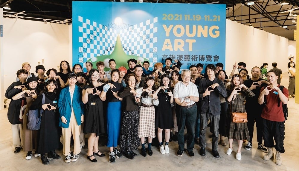 可能是 7 個人和大家站著的圖像