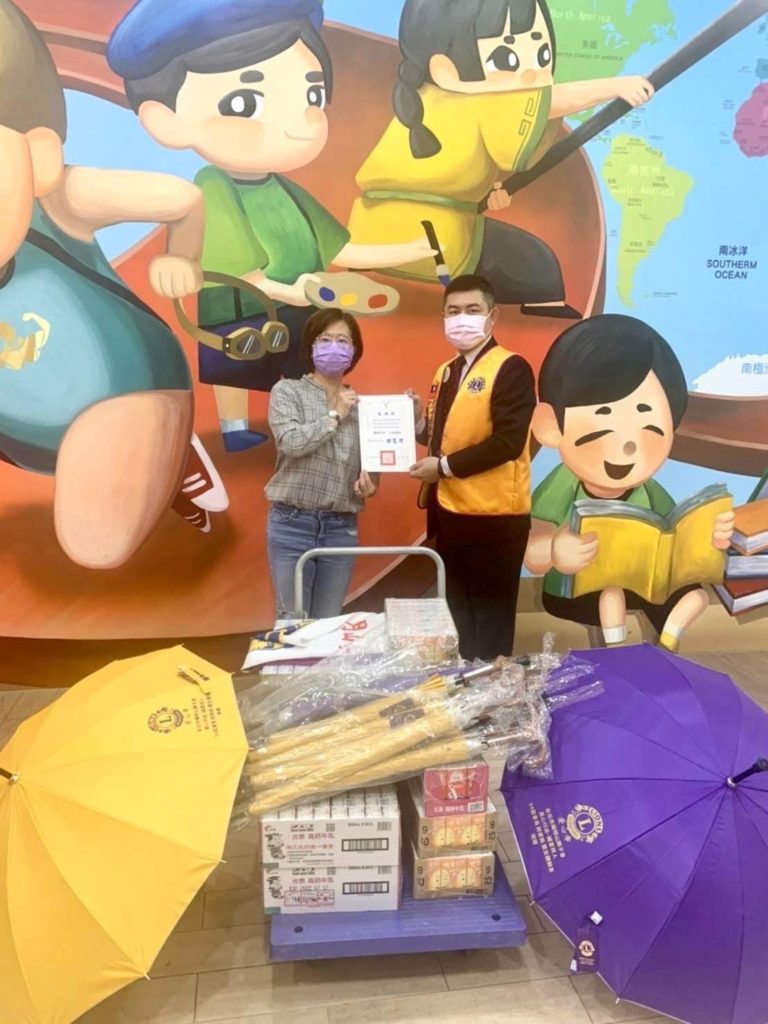  台北市陽明山獅子會郭家銘會長代表捐贈20箱早餐飲品+20支愛心傘，由輔導室李映綺主任代表接受，並頒發感謝狀(照片提供:台北市陽明山獅子會) 