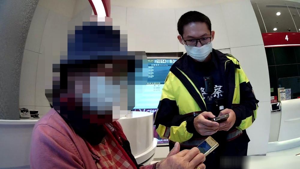 員警向婦人解說詐騙手法