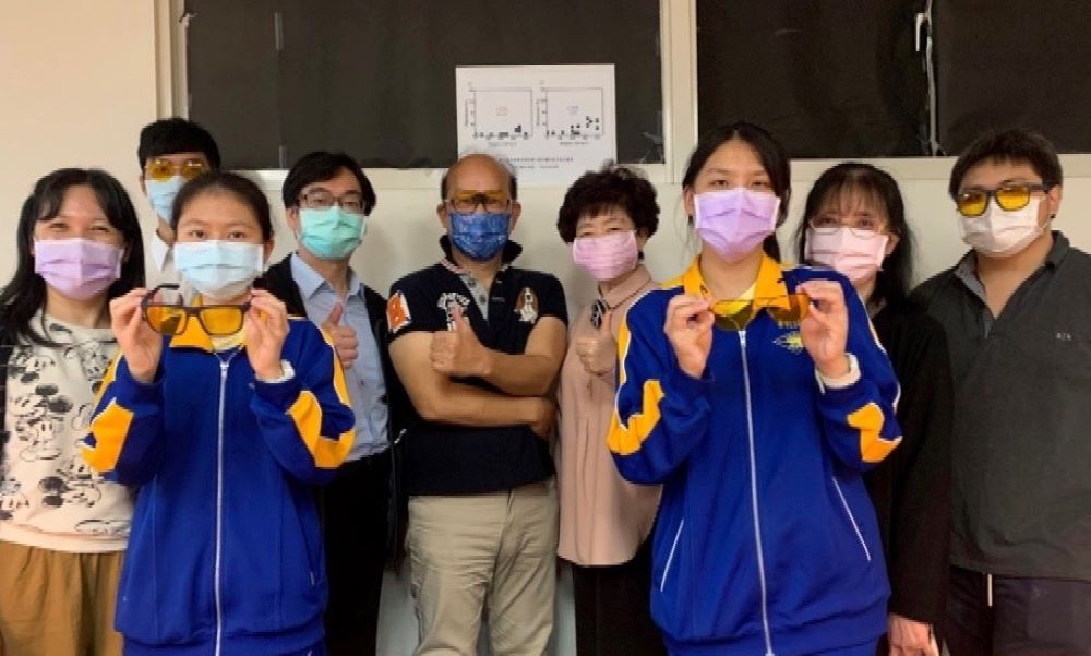 清大周卓煇OLED照明團隊師生、台大醫院新竹分院眼科主任與曙光女中校長師生合影