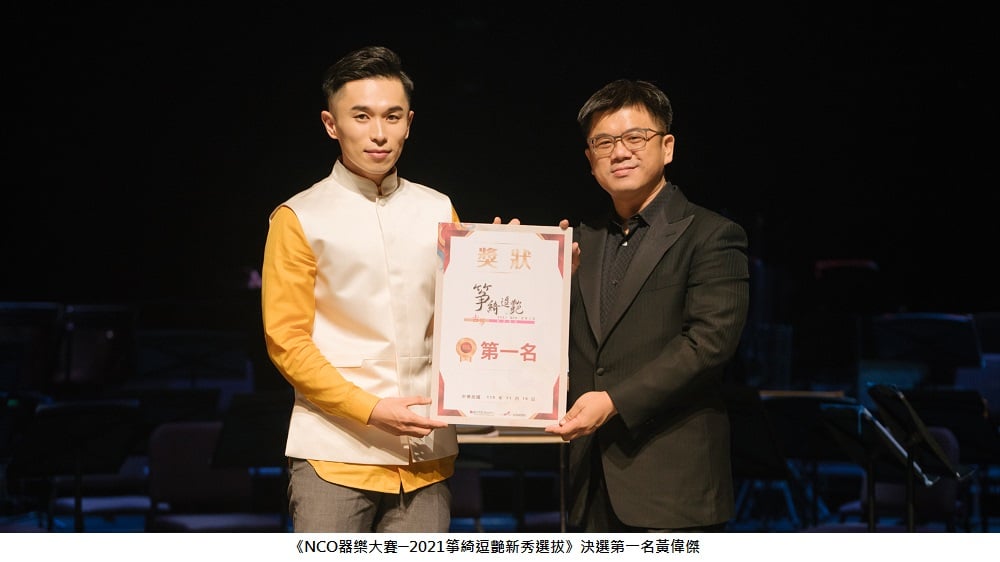 可能是 2 個人、大家站著、室內和文字的圖像