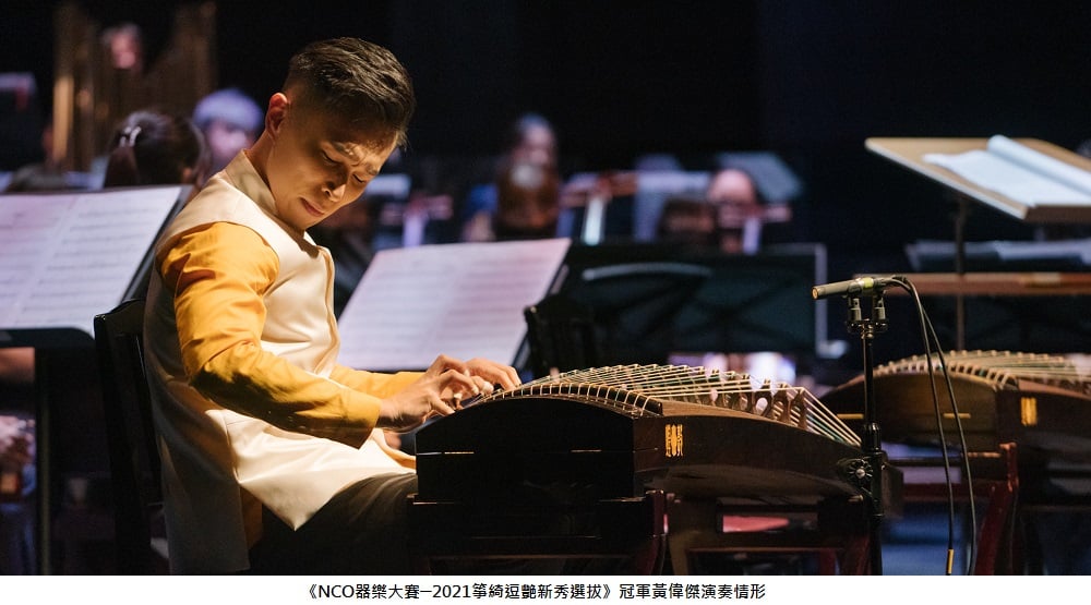 可能是 3 個人、大家在演奏樂器、大家站著和室內的圖像