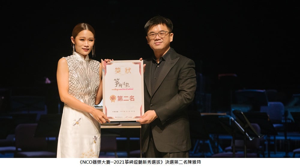 可能是 2 個人、大家站著和文字的圖像