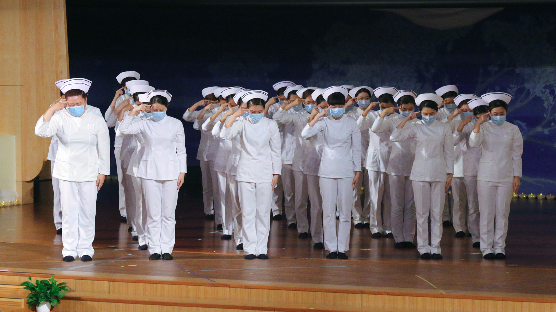 85位不同職類的主管與同仁演繹法華經,引領大眾將佛法契入生活實踐。
