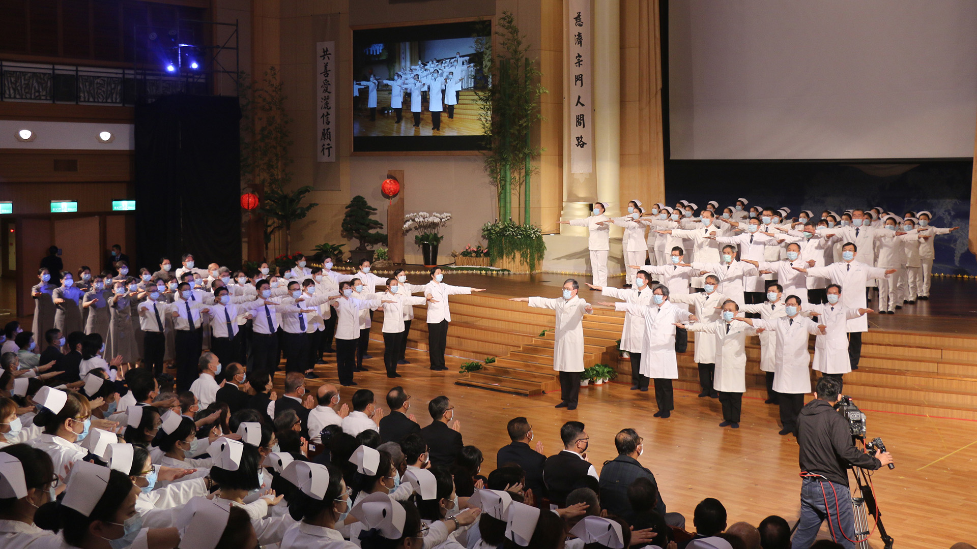 85位不同職類的主管與同仁演繹法華經,引領大眾將佛法契入生活實踐。