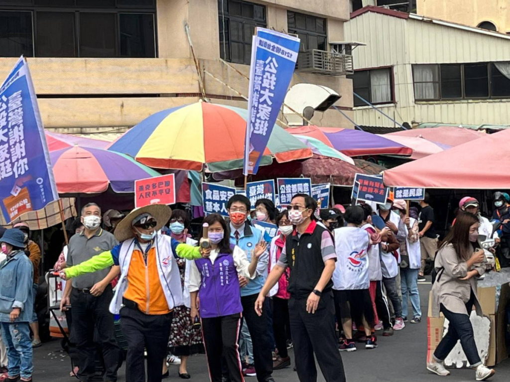 嘉義市黨部婦女志工體在蔡明顯主委率領下集結於永和市場