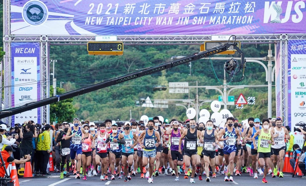 可能是一或多人、大家站著、戶外和文字的圖像