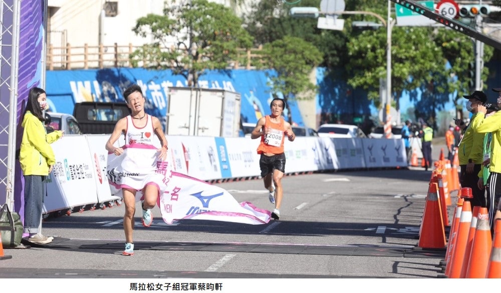 可能是 7 個人、大家站著和戶外的圖像