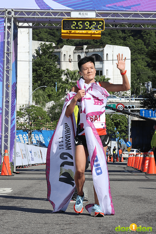 蔡昀軒以 2 小時 58 分 57 秒拿下全場女子組總冠軍!也是今年唯一一位 Sub3 的女子選手。