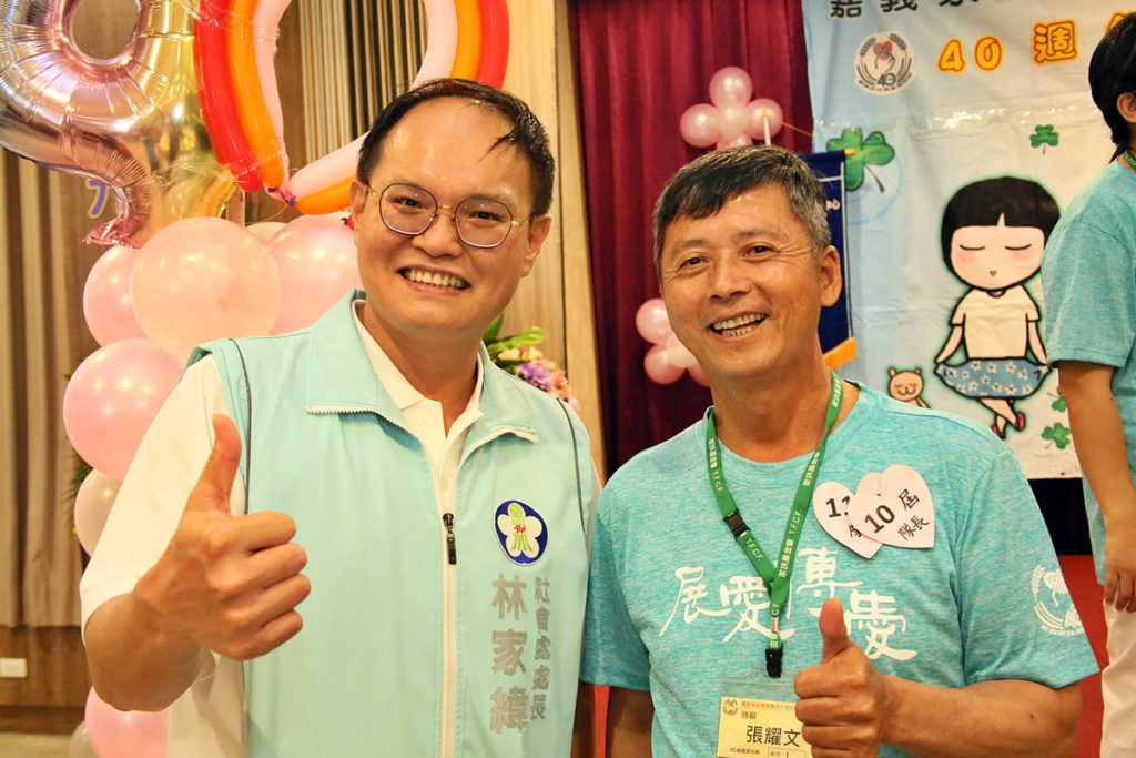 (右)張耀文資深顧問從74年加入展愛服務社至今 默默貢獻