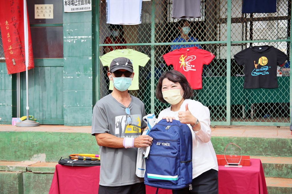 世澤盃黃敏惠市長頒發抽獎獎品