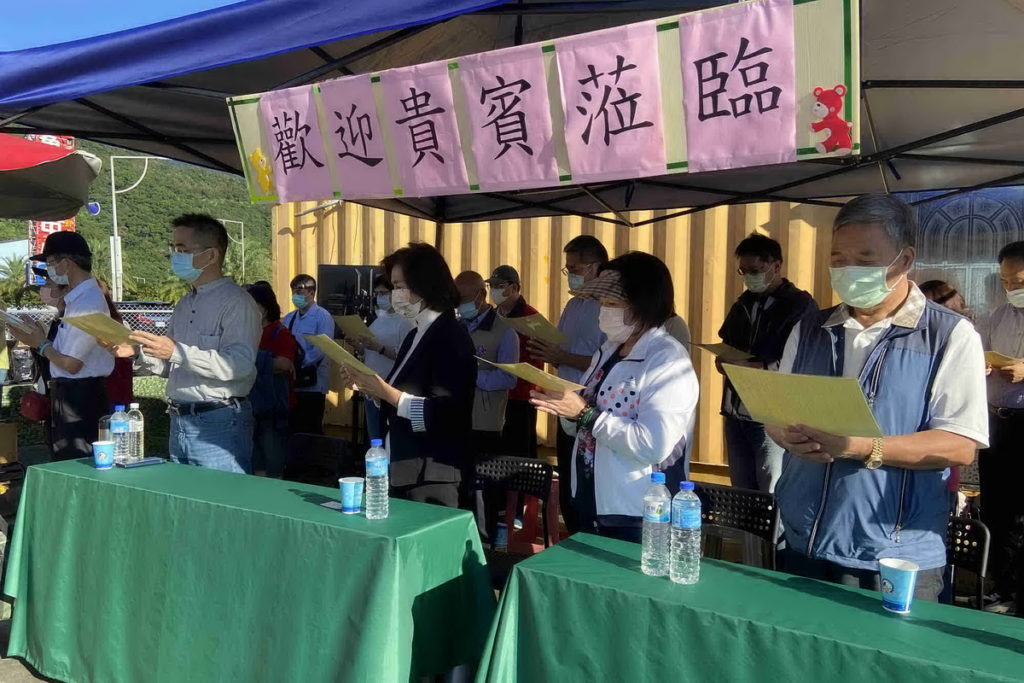宜蘭縣長林姿妙及頭城區漁會理事長等貴賓共同為魚苗祈福
