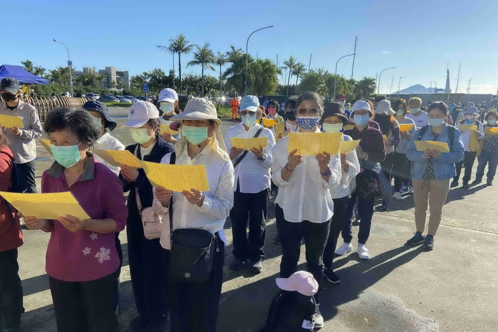 參與民眾祝福魚苗能順利長大