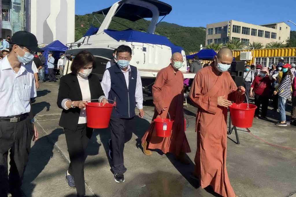 福智僧團如昱法師與宜蘭縣長林姿妙親自送小魚苗返回大海