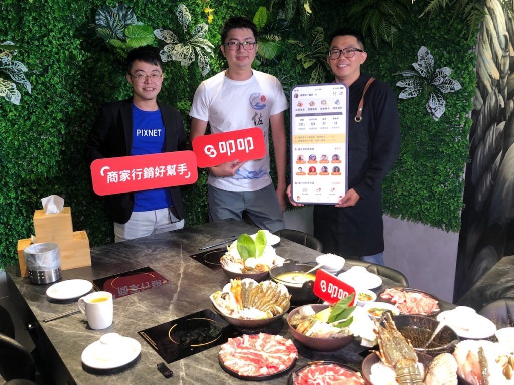 PIXNET宣布推出叩叩App，提供中小型商家數位行銷服務。左一為 PIXNET 商務拓展部商務拓展經理林煜烜，左二為鍋吉拉精緻鍋物暨佐佐鮮老闆陳昀佐。