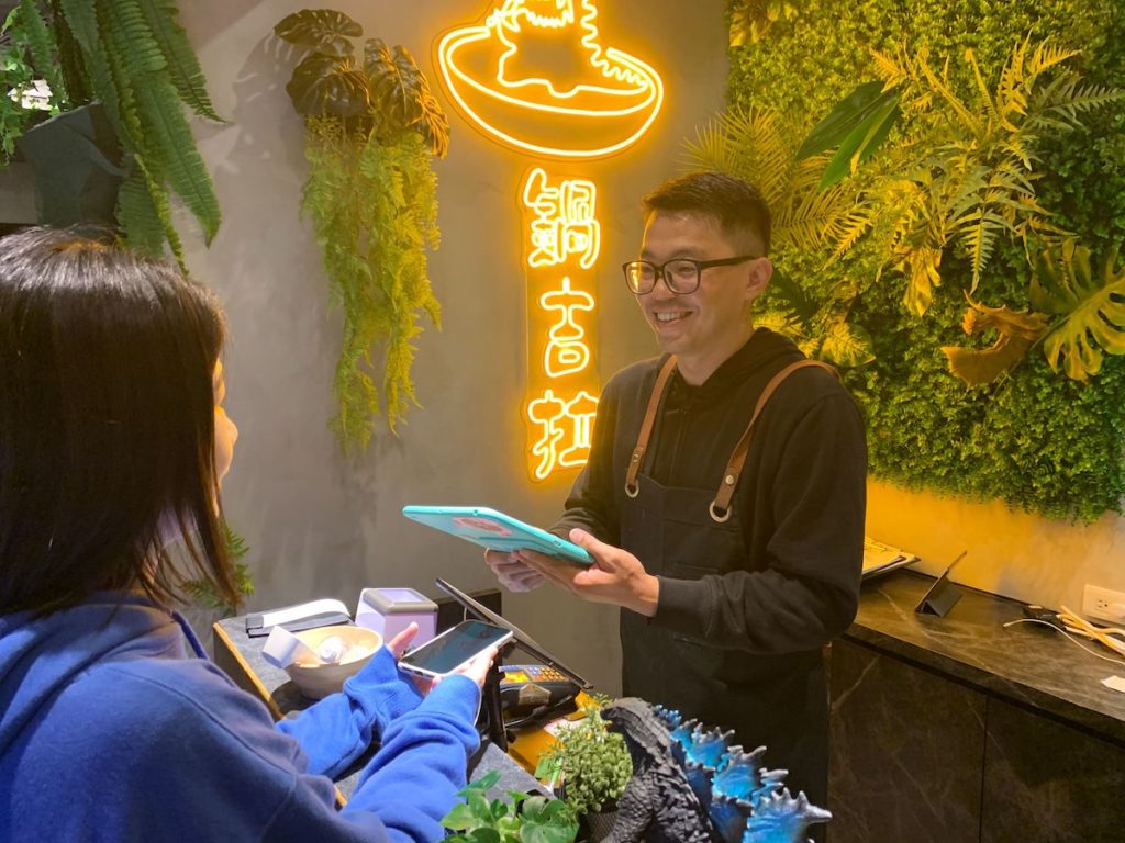 商家可透過叩叩 App 在痞客邦刊登電子優惠券，吸引網友到店消費。