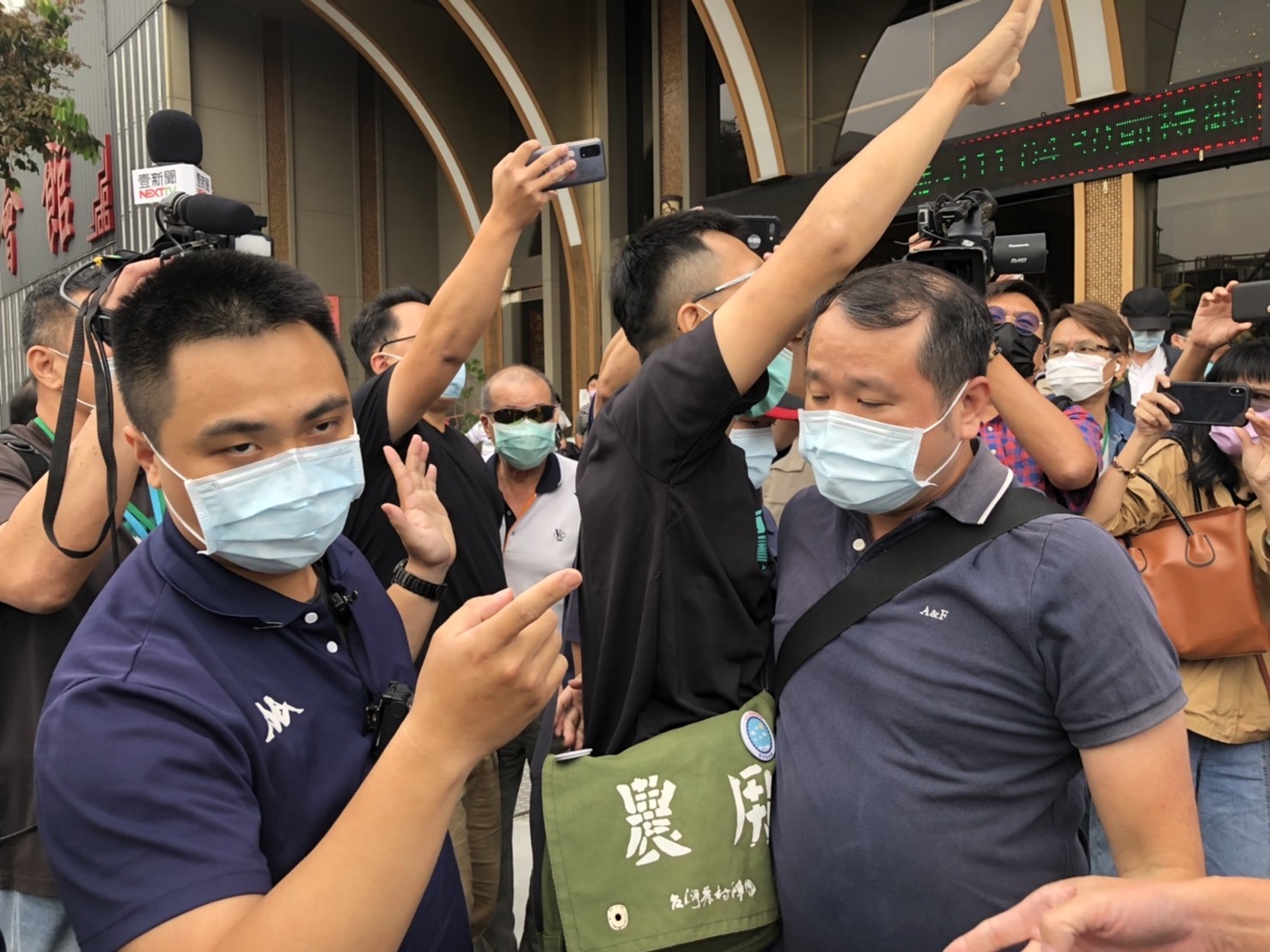 蘇揆演講異議者遭濺血架離 朱立倫批蠻橫鴨霸、暴力層出不窮 55 S 28540935