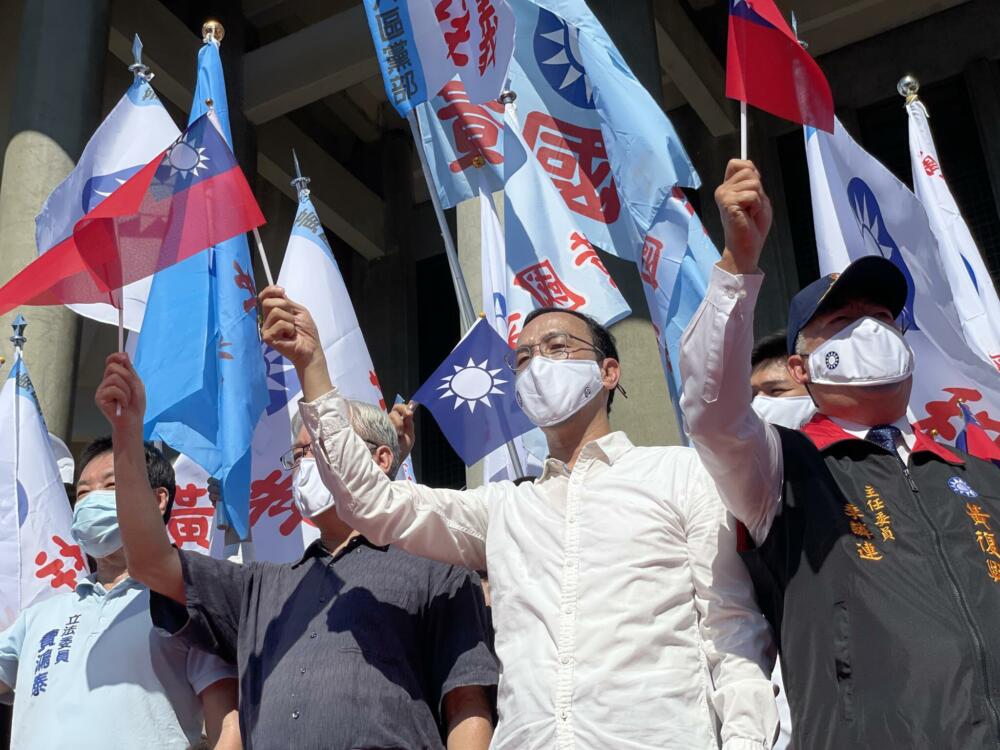 蘇揆演講異議者遭濺血架離 朱立倫批蠻橫鴨霸、暴力層出不窮 56 S 52797734 e1637465942367