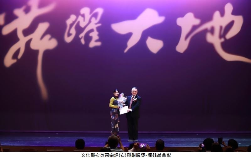 可能是 4 個人和室內的圖像