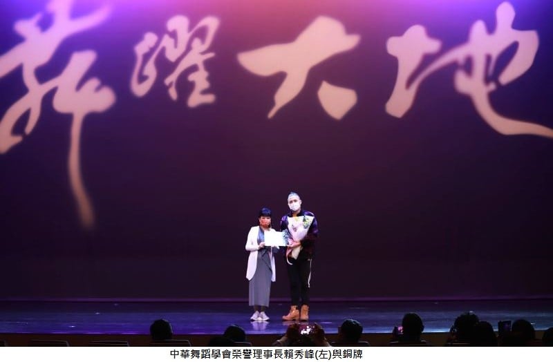 可能是 4 個人、大家站著和室內的圖像