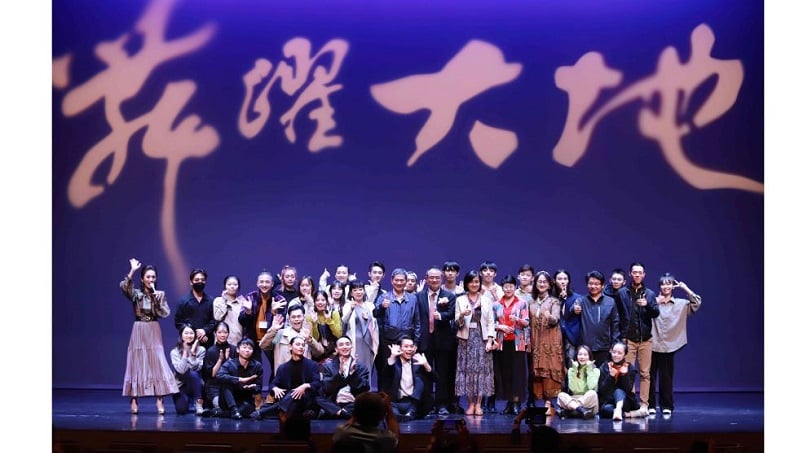 可能是 4 個人、大家站著和室內的圖像