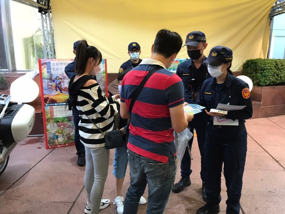 大安警察仔細向民眾宣導交通安全及反詐騙知識