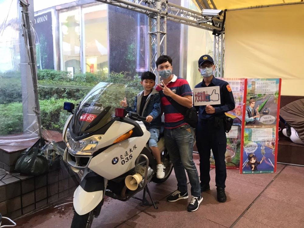 利用大型重型機車吸引民眾,藉機宣導交通安全