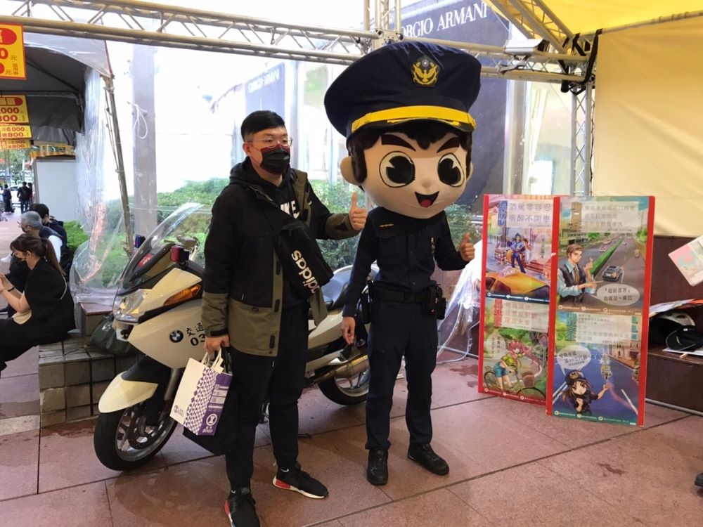 運用警察大頭娃娃,讓民眾感受警察交通宣導的活力