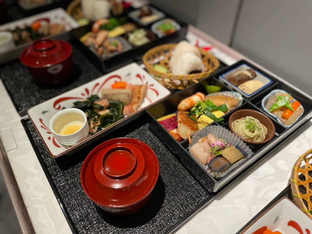 【JAL日本在地美食之旅_釧路鶴居村】百分百還原日航商務機上餐、並融入北海道鄉土料理特色。