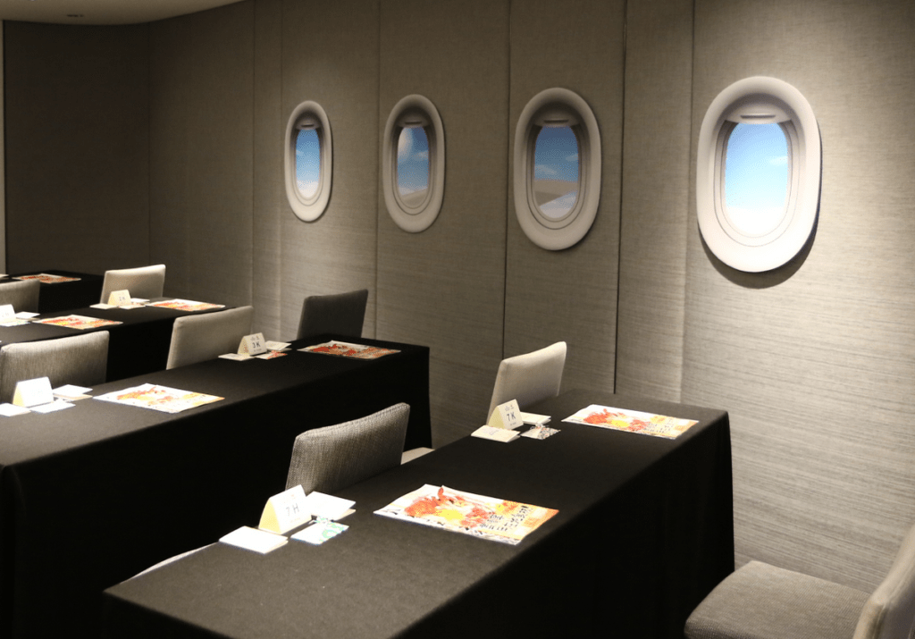 【JAL日本在地美食之旅_釧路鶴居村】實景重現飛機機艙及機場通關門，給予更真實旅遊感受。