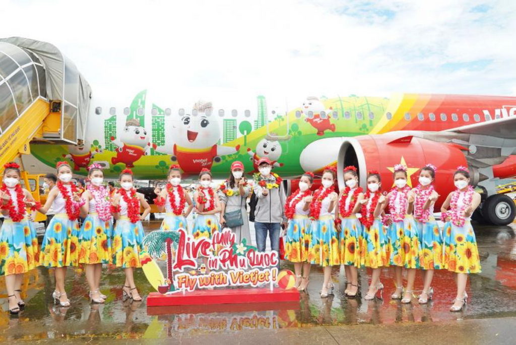 疫苗護照計劃的第一班國際旅遊航班抵達越南富國島