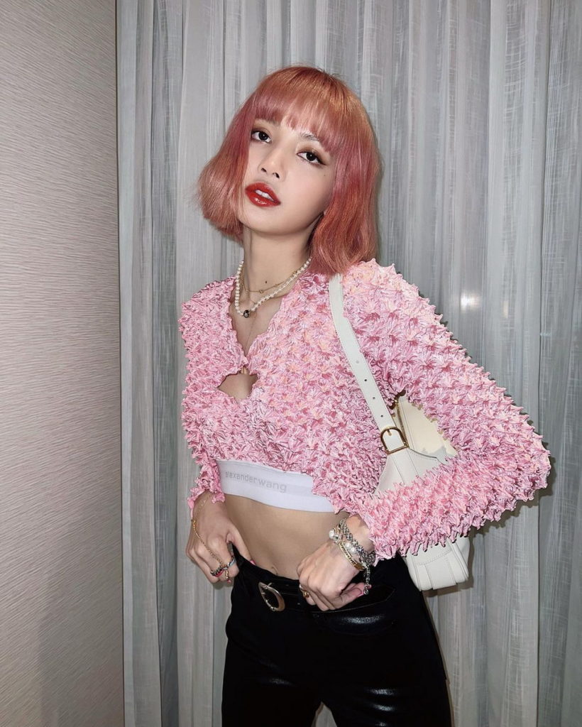 LISA穿著alexanderwang 短款絞染開衫