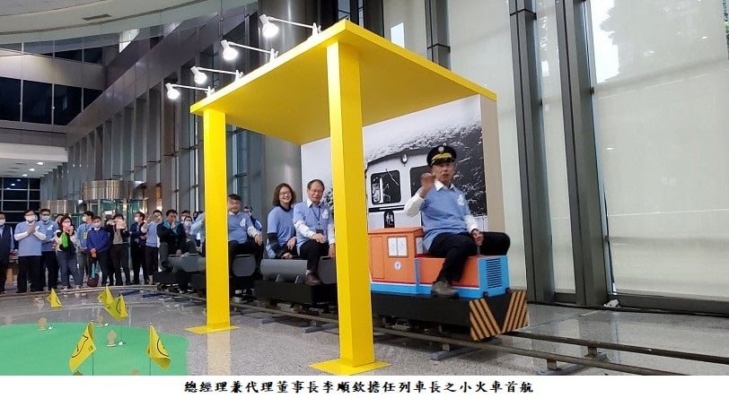 可能是 9 個人和室內的圖像