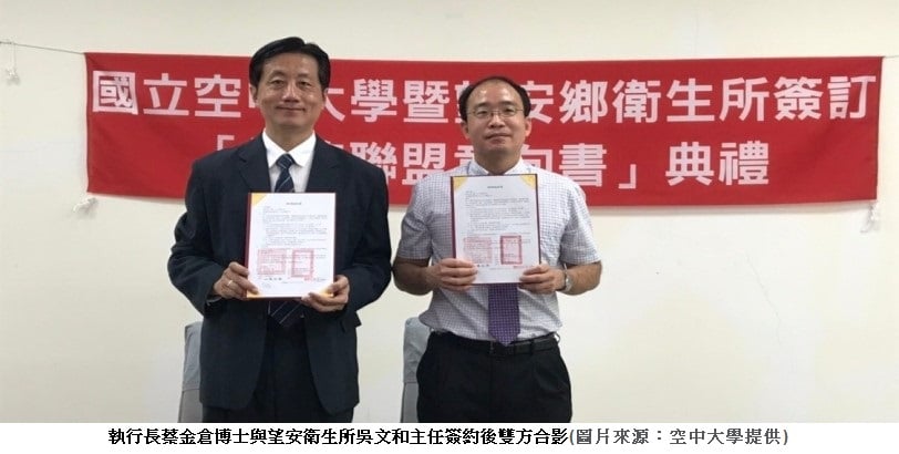可能是 2 個人和大家站著的圖像