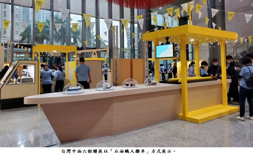 可能是 10 個人和室內的圖像