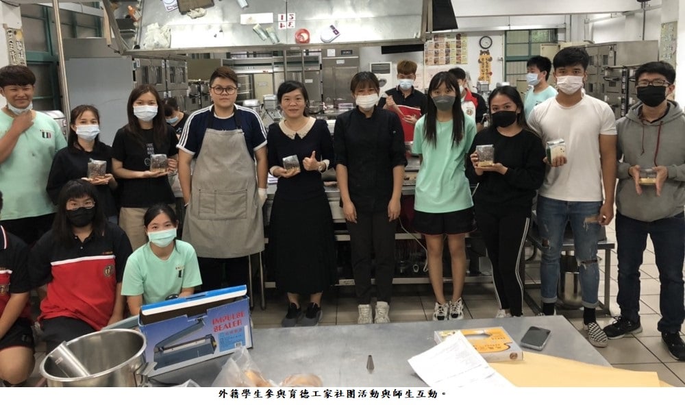 可能是 12 個人、大家站著和室內的圖像