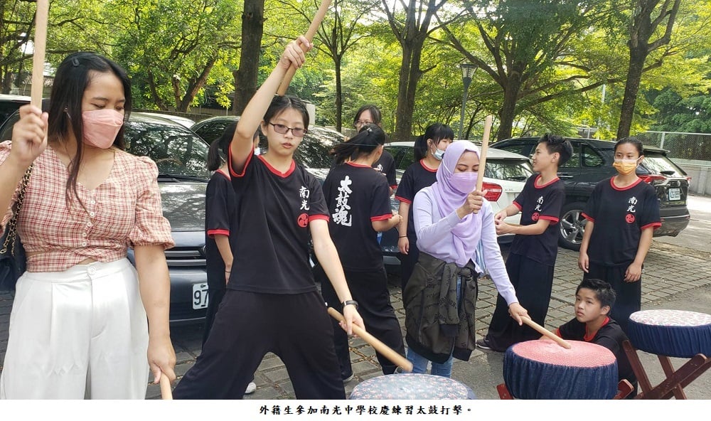 可能是 8 個人和大家站著的圖像