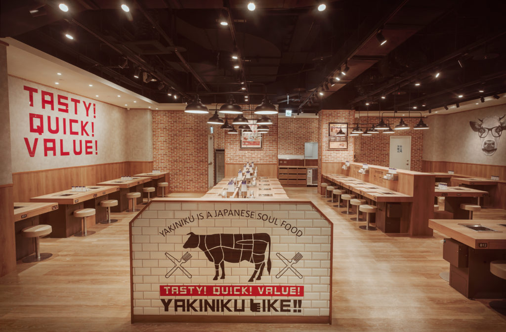 「燒肉LIKE夢時代店」共設有56席座位,寬敞明亮的現代化風格,讓造訪民眾都能無負擔地大啖燒肉。(圖片由燒肉LIKE提供)