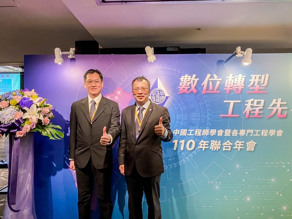 國立陽明交通資訊工程學系講座教授陳志成(左)與東海大學終身特聘教授楊朝棟(圖/東海大學提供)